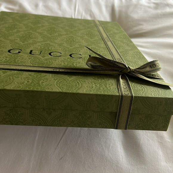 Gucci garmet box with carrying matching green bag - Picture 2 of 2